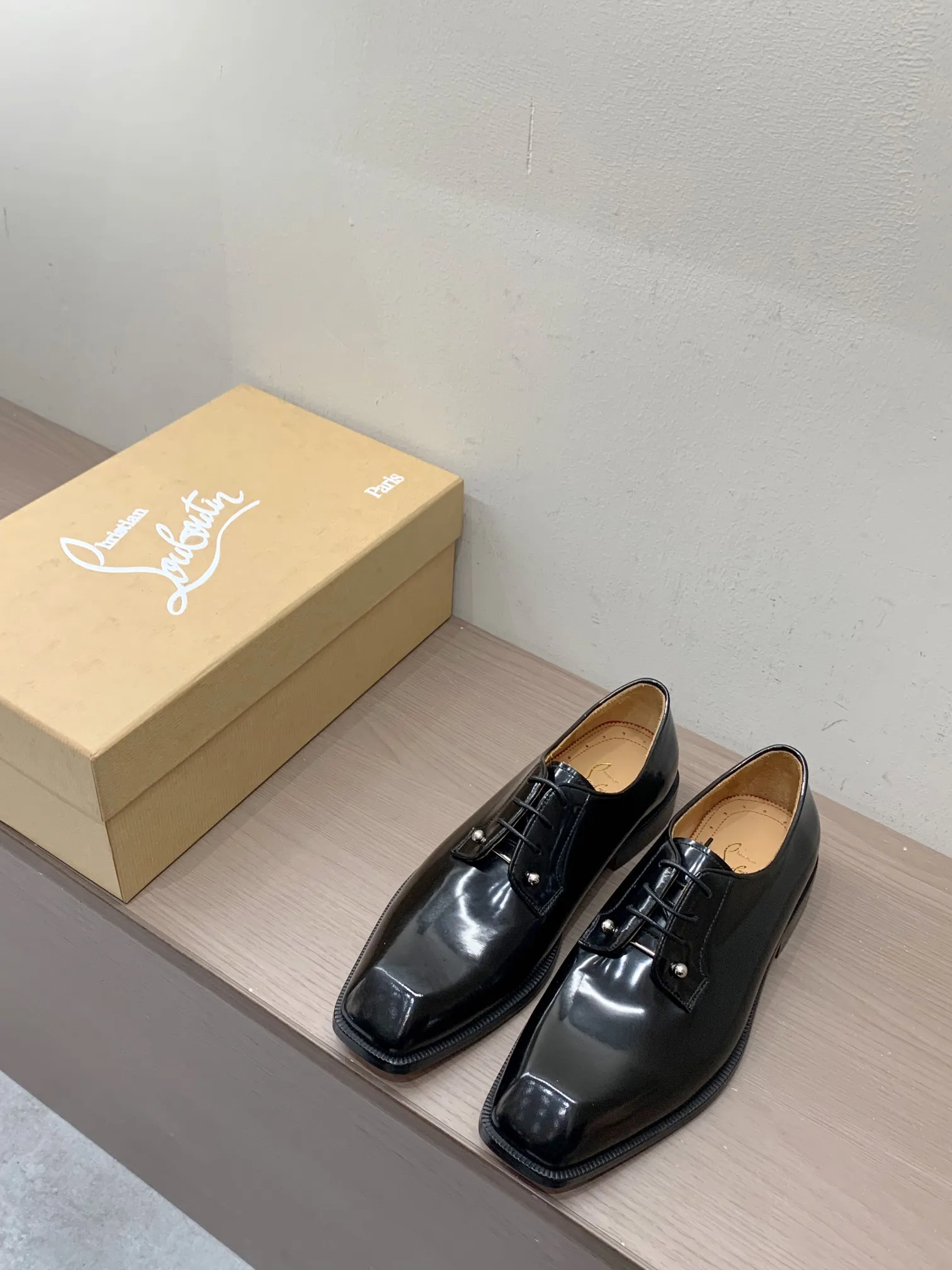 [CL red sole shoes] Top P: 1020💰 Size 39-44 (38.45.46 custom-made, non-returnable) Christian Louboutin men's classic Oxford shoes, men's business formal leather shoes💫Original molding, 1:1 replica, specially made for nobles. The unique shoe shape is unique and 100% comfortable! The whole shoe is made of imported Italian cowhide material, carefully selected, with fine pores and rich luster. Cow leather lining, soft and comfortable, sweat-absorbent and breathable. Genuine leather outsole, non-slip and wear-resistant, full of texture, elegant and luxurious overall, integrating comfort, formality and luxury! The Rolls Royce of shoes!